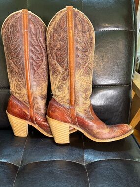 Dingo - Vintage Leather heeled cowboy boots. 6.5